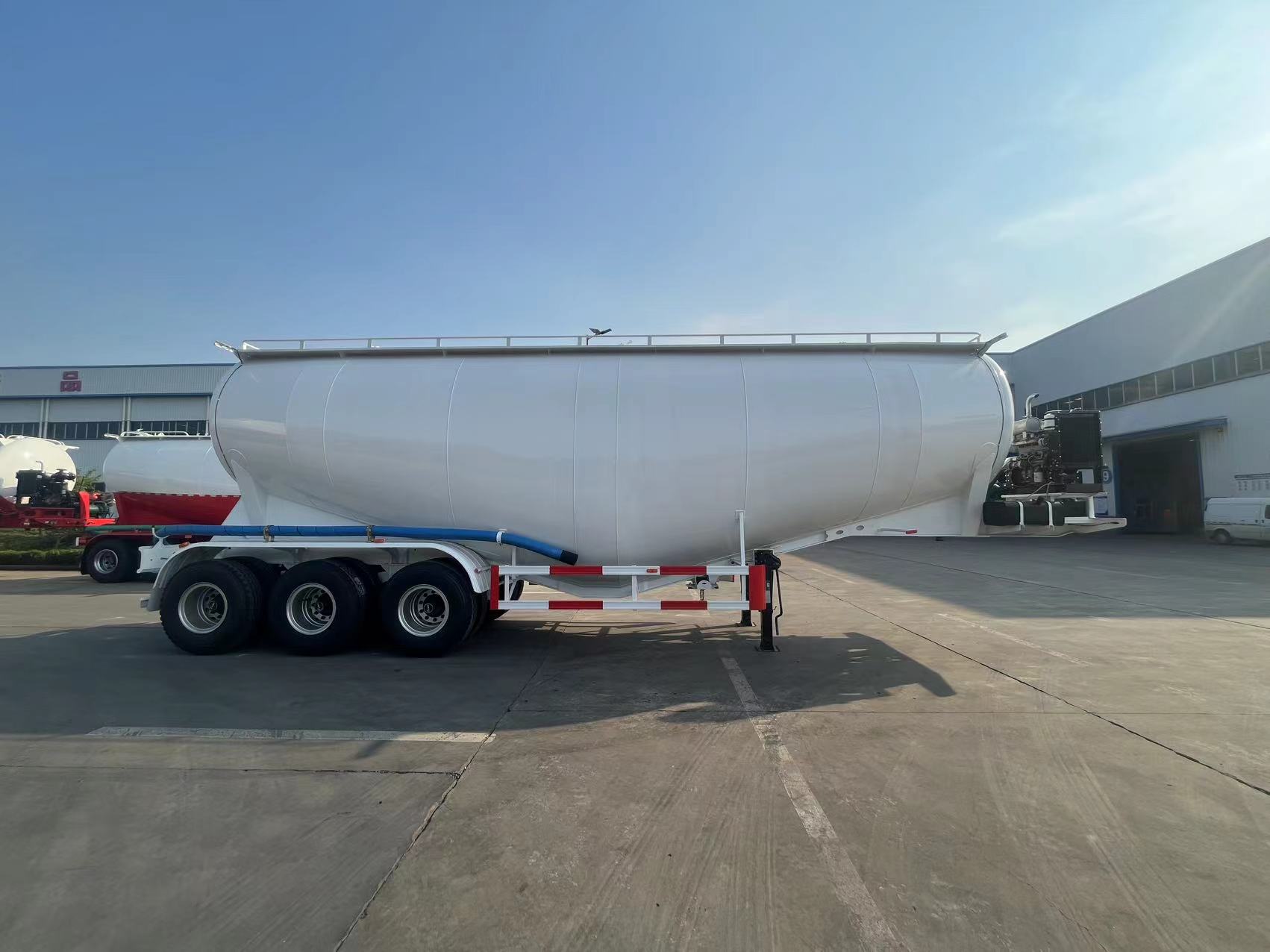 Derun Tri-Axle Cement Tank Semi-perävaunu lähetetään Gabonille