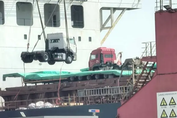 Sinotruk Howo 4x2 traktorikuorma on lähettänyt Saudi -Arabiaan