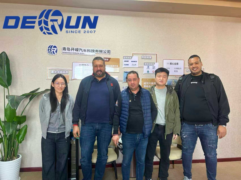 Algerian asiakas vieraili Shandong Derun -ajoneuvossa Algerian asiakas vieraili Shandong Derun -ajoneuvossa