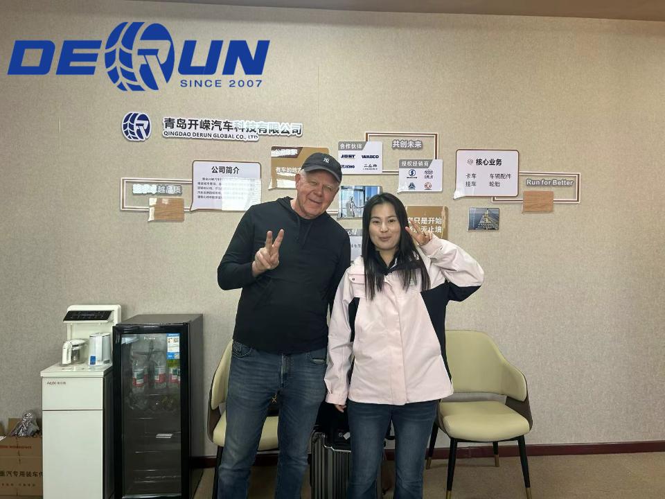 Amerikkalaiset asiakkaat vierailevat Shandong Derunissa ostamassa raskaita koneita Vanuatun infrastruktuurin kehittämiseen Amerikkalaiset asiakkaat vierailevat Shandong Derunissa ostamassa raskaita koneita Vanuatun infrastruktuurin kehittämiseen